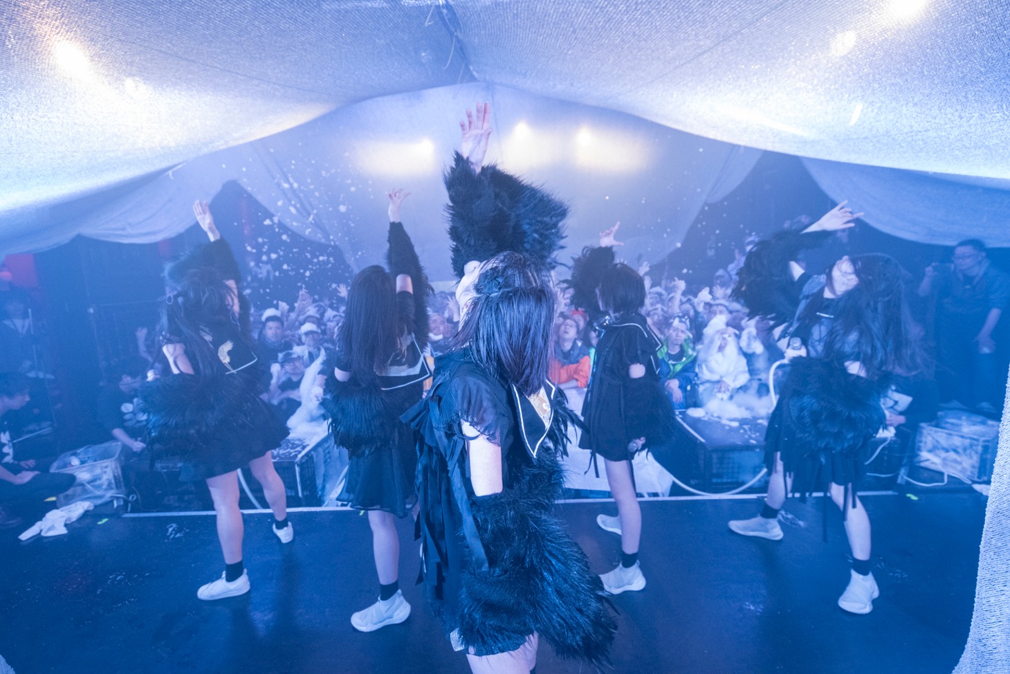 THERE THERE THERESのライブの様子。（写真提供：AqbiRec）
