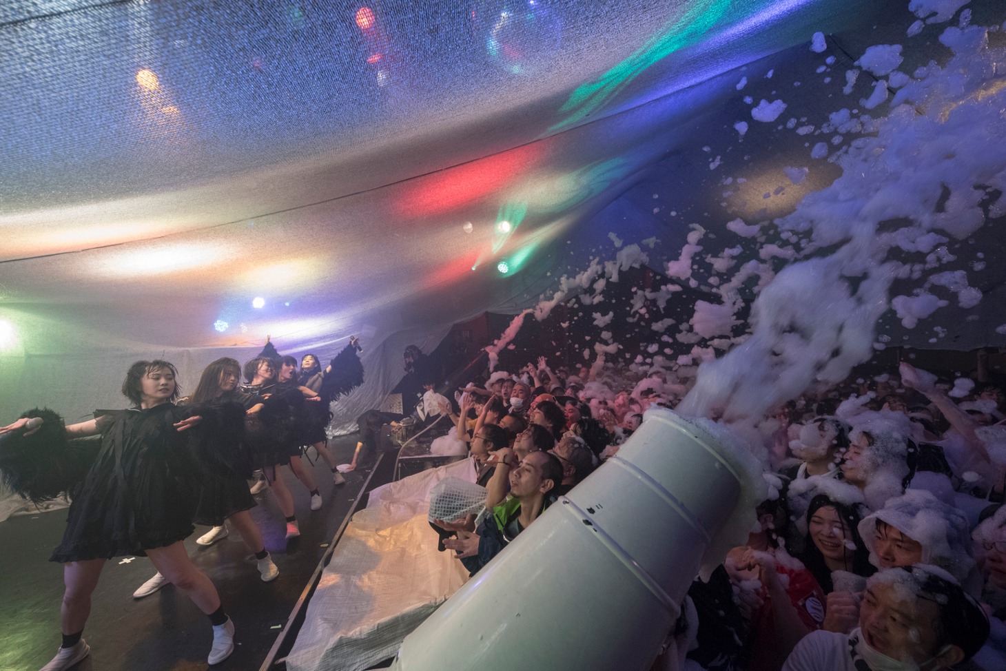 THERE THERE THERESのライブの様子。（写真提供：AqbiRec）