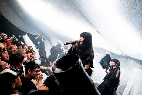 THERE THERE THERESのライブの様子。（写真提供：AqbiRec）