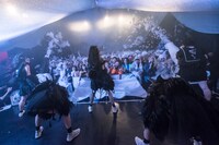 THERE THERE THERESのライブの様子。（写真提供：AqbiRec）