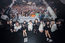 記念撮影を行うTHERE THERE THERESとuijin。（写真提供：AqbiRec）