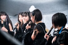 最後の挨拶をする小島ノエ。（写真提供：AqbiRec）