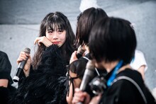 涙ぐむ小島ノエ（写真提供：AqbiRec）