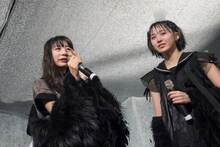 左から小島ノエ、平澤芽衣。（写真提供：AqbiRec）