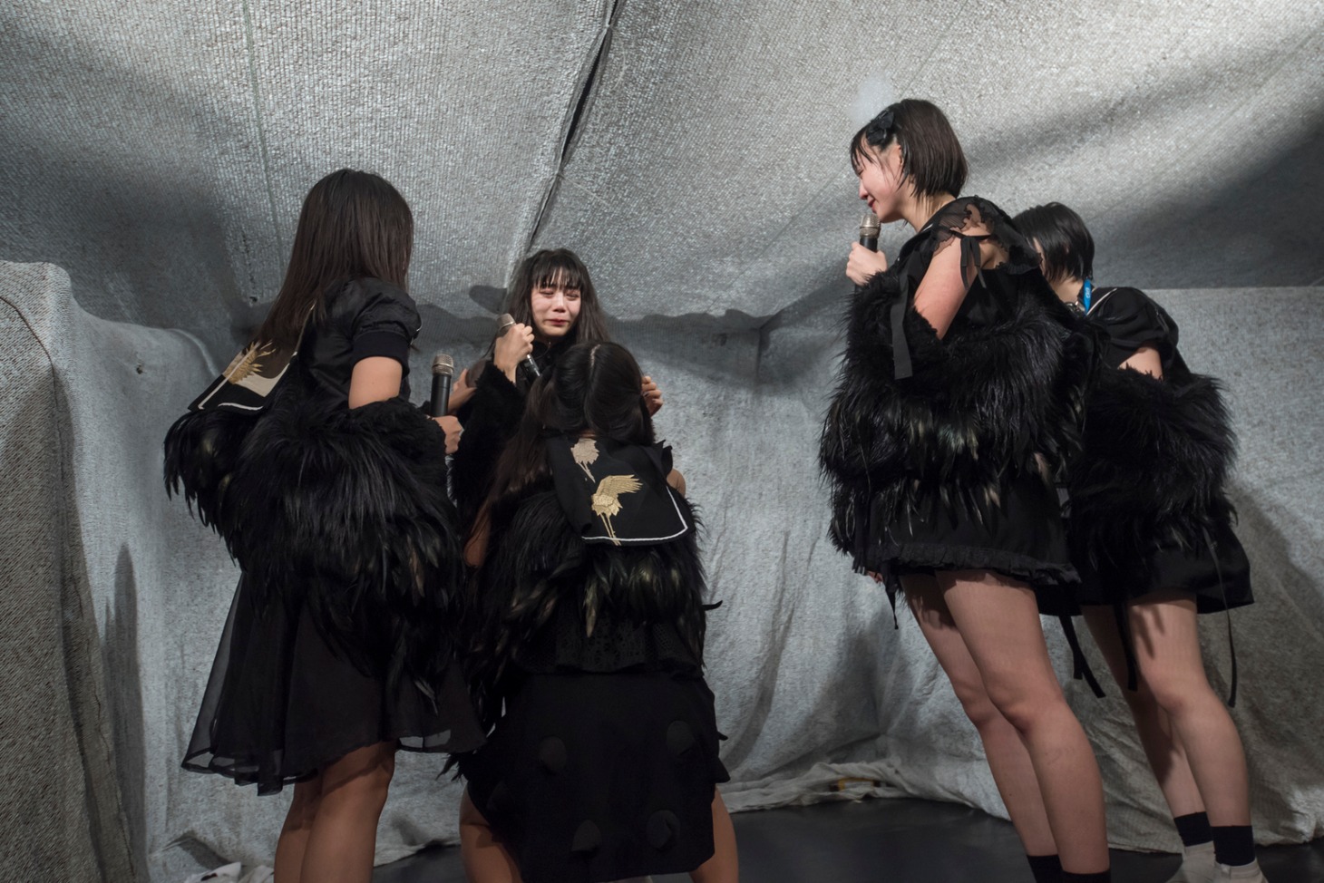 小島ノエを囲むTHERE THERE THERESメンバー。（写真提供：AqbiRec）
