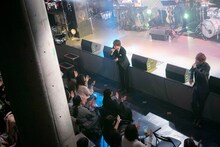 ファンの目の前で歌を届けるCUBERS。（撮影：牛島康介）