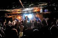 「Malcolm Mask McLaren 東京・大阪 ONE MAN LIVE～My Life My Way ONE MAN@東京～」東京・下北沢SHELTER公演の様子。（写真提供：エイジアプロモーション）