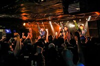 「Malcolm Mask McLaren 東京・大阪 ONE MAN LIVE～My Life My Way ONE MAN@東京～」東京・下北沢SHELTER公演の様子。（写真提供：エイジアプロモーション）