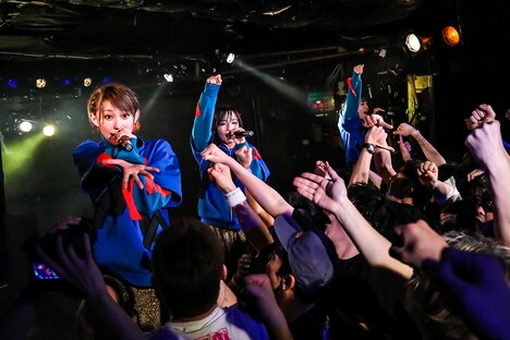 「Malcolm Mask McLaren 東京・大阪 ONE MAN LIVE～My Life My Way ONE MAN@東京～」東京・下北沢SHELTER公演の様子。（写真提供：エイジアプロモーション）