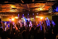 「Malcolm Mask McLaren 東京・大阪 ONE MAN LIVE～My Life My Way ONE MAN@東京～」東京・下北沢SHELTER公演の様子。（写真提供：エイジアプロモーション）