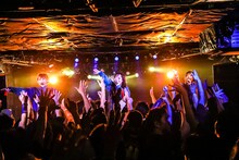 「Malcolm Mask McLaren 東京・大阪 ONE MAN LIVE～My Life My Way ONE MAN@東京～」東京・下北沢SHELTER公演の様子。（写真提供：エイジアプロモーション）