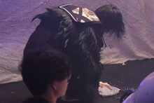 泡で濡れた床をタオルで拭く朝倉みずほ。