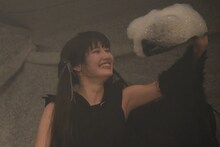 泡まみれになった観客のキャップを手に取った有坂玲菜。