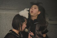 平澤芽衣の頭に乗った泡を吹き飛ばそうとする小島ノエ。