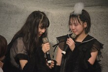 涙を浮かべながら話す小島ノエと平澤芽衣。