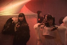 左から小島ノエ、やよい。