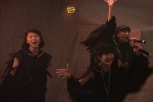 左から平澤芽衣、有坂玲菜、小島ノエ。