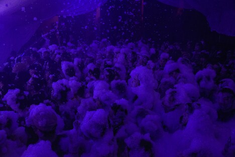 泡まみれになるフロア。