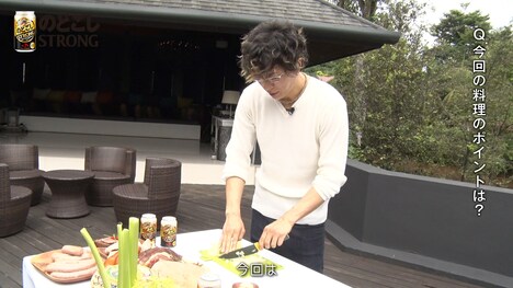 「スピンオフムービー『のどごし STRONGに合う 豪快!!GACKTの手料理』」より。