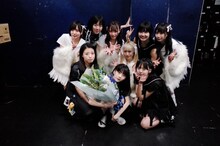 終演後のTHERE THERE THERESとuijin。（写真提供：AqbiRec）