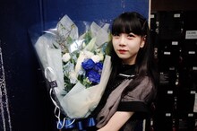 ファンからプレゼントされた花束を抱えた小島ノエ。（写真提供：AqbiRec）