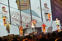 「エキスパンダー」を披露するベリーグッドマン。（Photo by KEIKO TANABE）