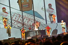 「エキスパンダー」を披露するベリーグッドマン。（Photo by KEIKO TANABE）