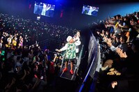 アリーナをトロッコで移動するベリーグッドマン。（Photo by KEIKO TANABE）