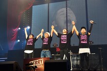 アンコールで挨拶するベリーグッドマンとサポートDJのMANA-B。（Photo by KEIKO TANABE）