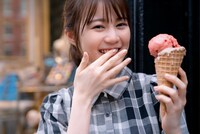 生田絵梨花写真集「インターミッション」（講談社）より。（撮影：中村和孝）