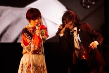 左から椎名林檎、宮本浩次。