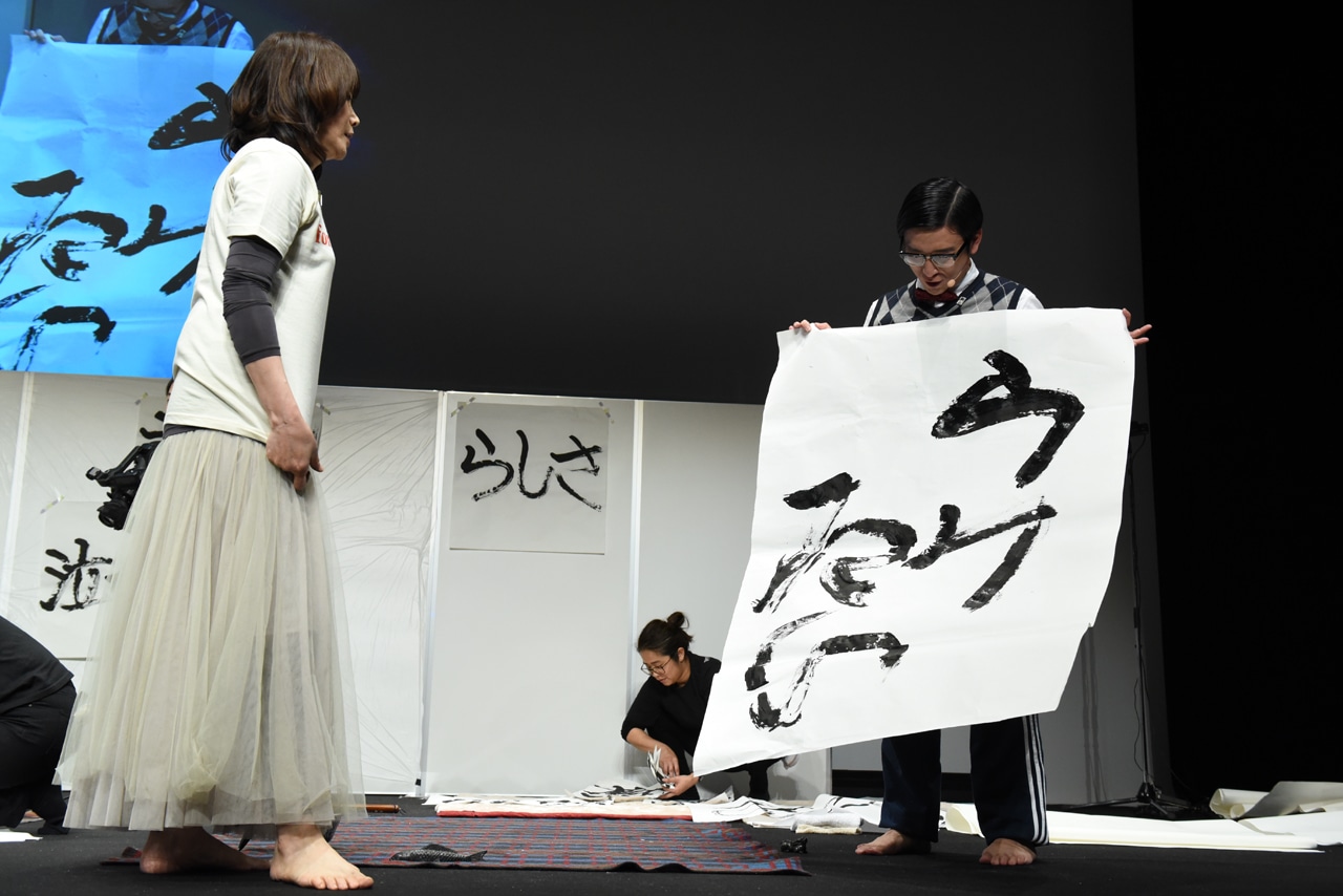 「ウケたい」と書いた森ハヤシ（右）に声をかける矢野きよ実（左）。