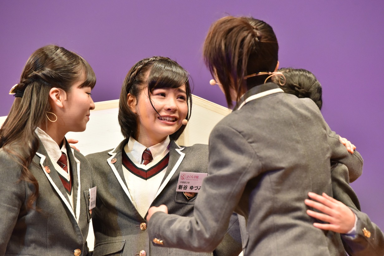 サプライズに感激する新谷ゆづみ（左から2番目）。