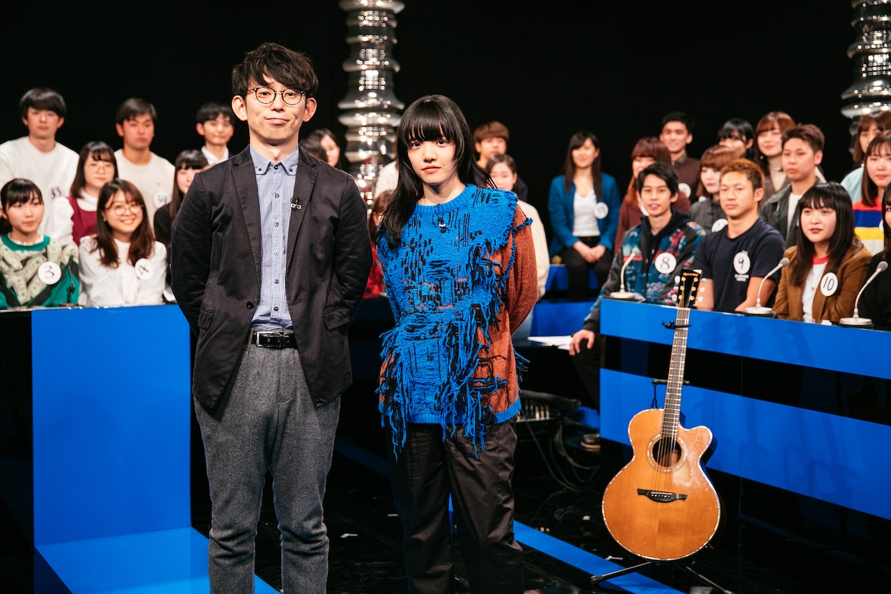左からMCの芦沢ムネト、あいみょん。