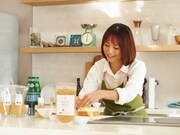 なないろカレーを使って調理する鈴木亜美。