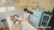 小倉唯「ホップ・ステップ・アップル」より「Hop Step Jump!」のワンシーン。