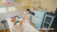 小倉唯「ホップ・ステップ・アップル」より「Hop Step Jump!」のワンシーン。