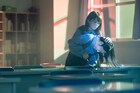 乃木坂46秋元真夏が女生徒に襲いかかる「ザンビ」場面写真