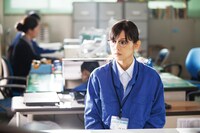 小西真奈美演じるトモコ。(c) 2019「デイアンドナイト」製作委員会