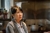 室井滋演じる明石京子。(c) 2019「デイアンドナイト」製作委員会