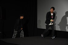 会場に現れた山下健二郎と小澤雄太。