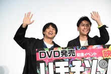 手を振る小澤雄太、山下健二郎。