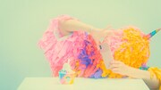 SHE'S「Dance With Me」ミュージックビデオのワンシーン。
