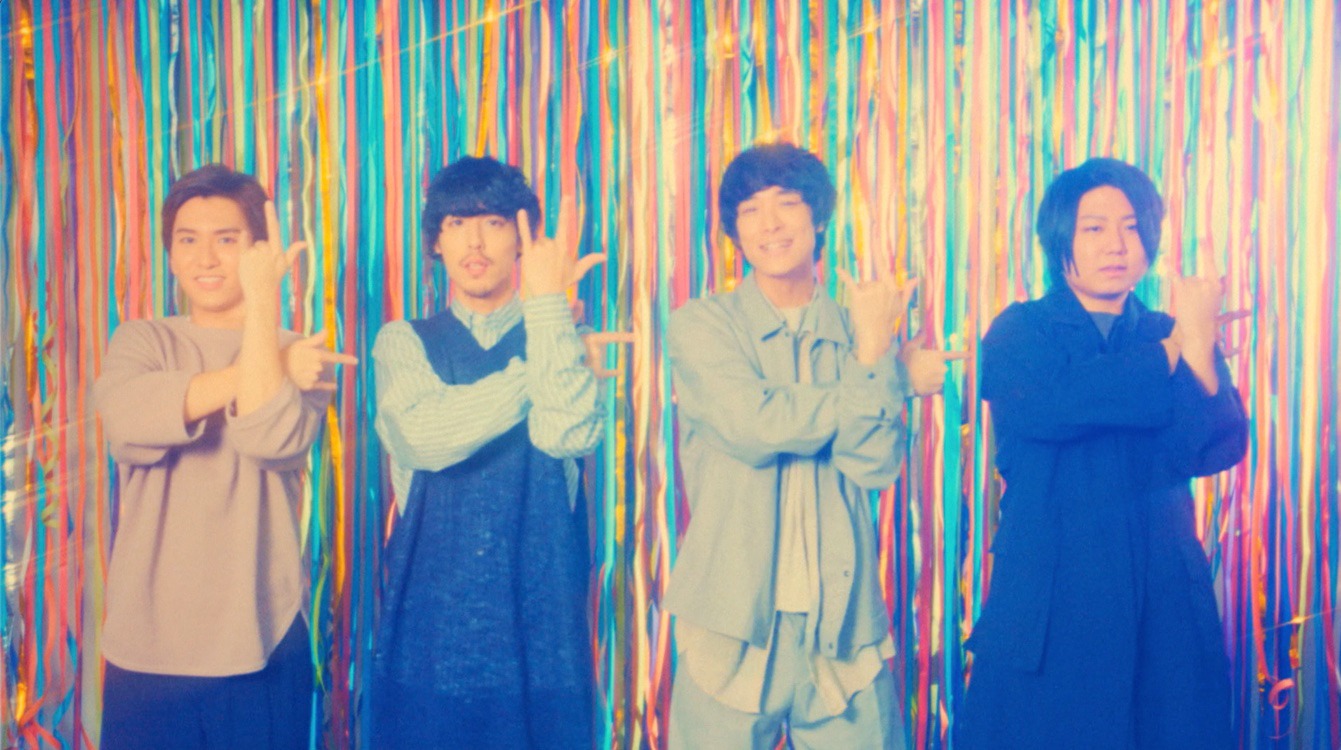 SHE'S「Dance With Me」ミュージックビデオのワンシーン。