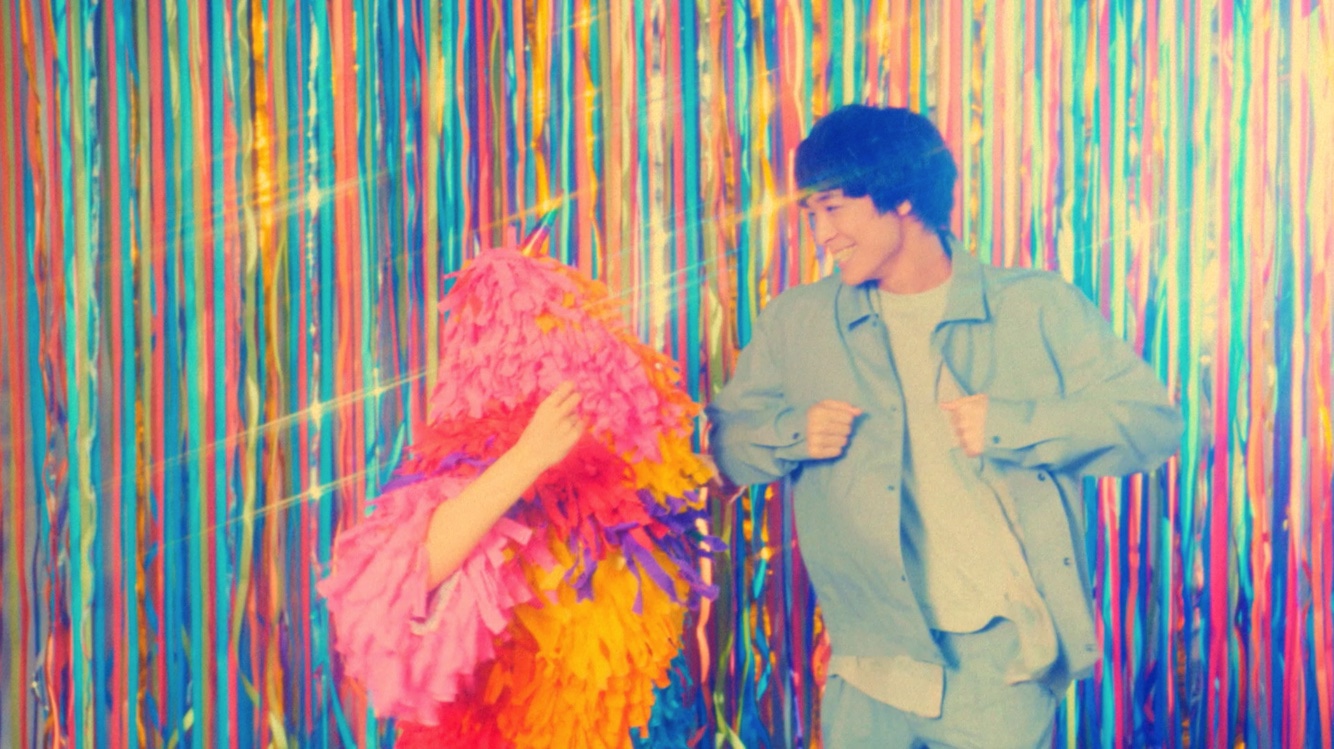 SHE'S「Dance With Me」ミュージックビデオのワンシーン。