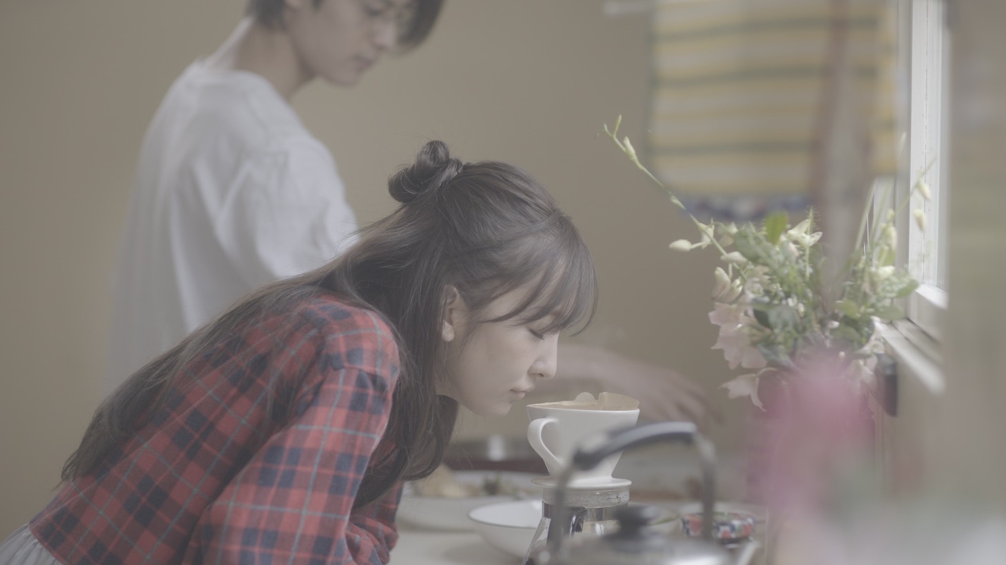 板野友美「すき。ということ」ミュージックビデオのワンシーン。
