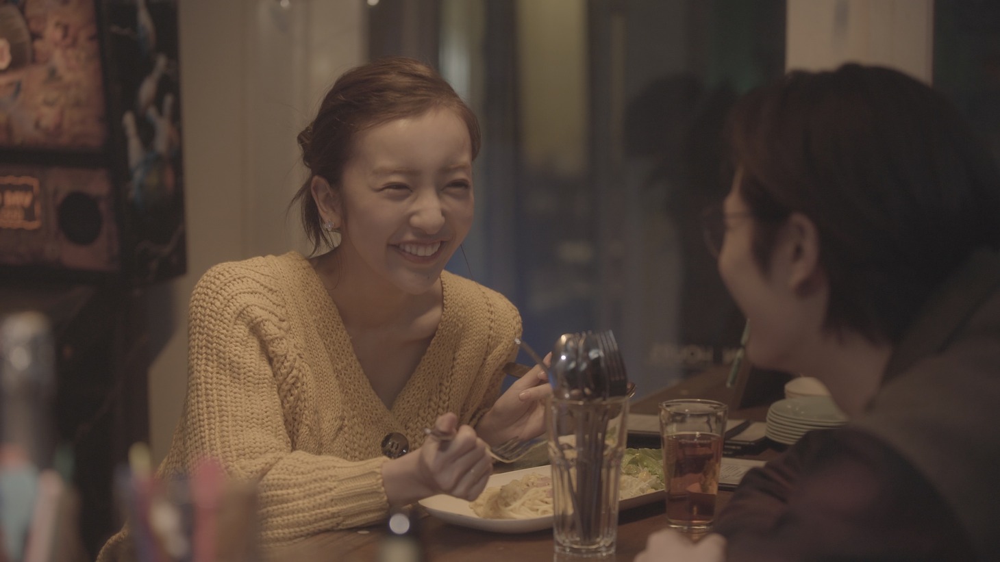 板野友美「すき。ということ」ミュージックビデオのワンシーン。