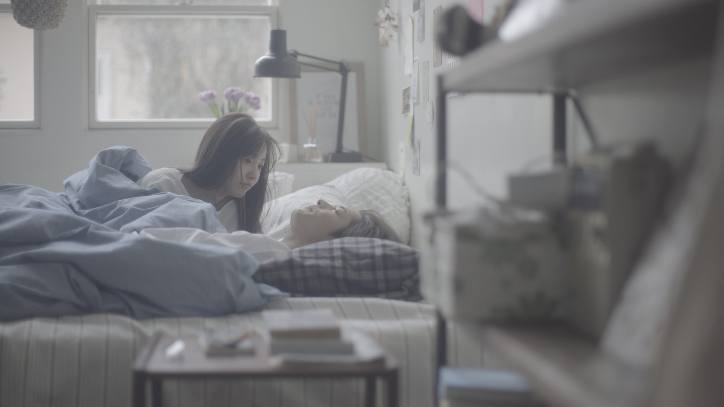 板野友美「すき。ということ」ミュージックビデオのワンシーン。