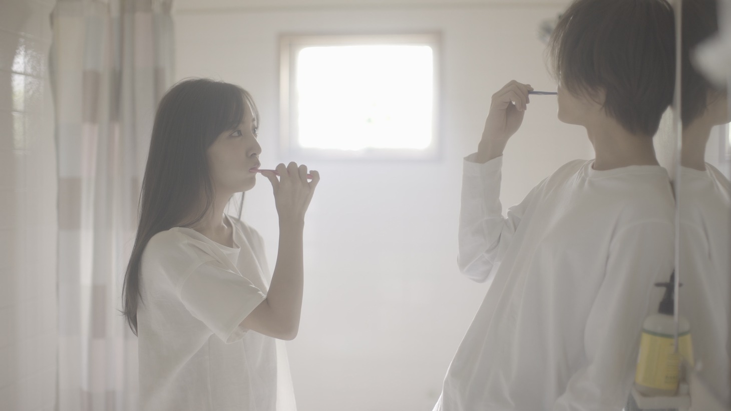 板野友美「すき。ということ」ミュージックビデオのワンシーン。