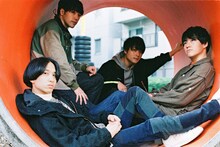 マカロニえんぴつ。写真手前がはっとり（Vo, G）。